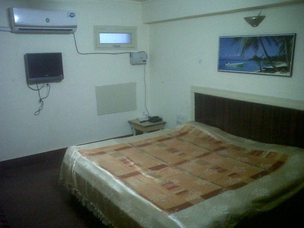 Hotel Raj Deluxe Prayagraj Exterior photo